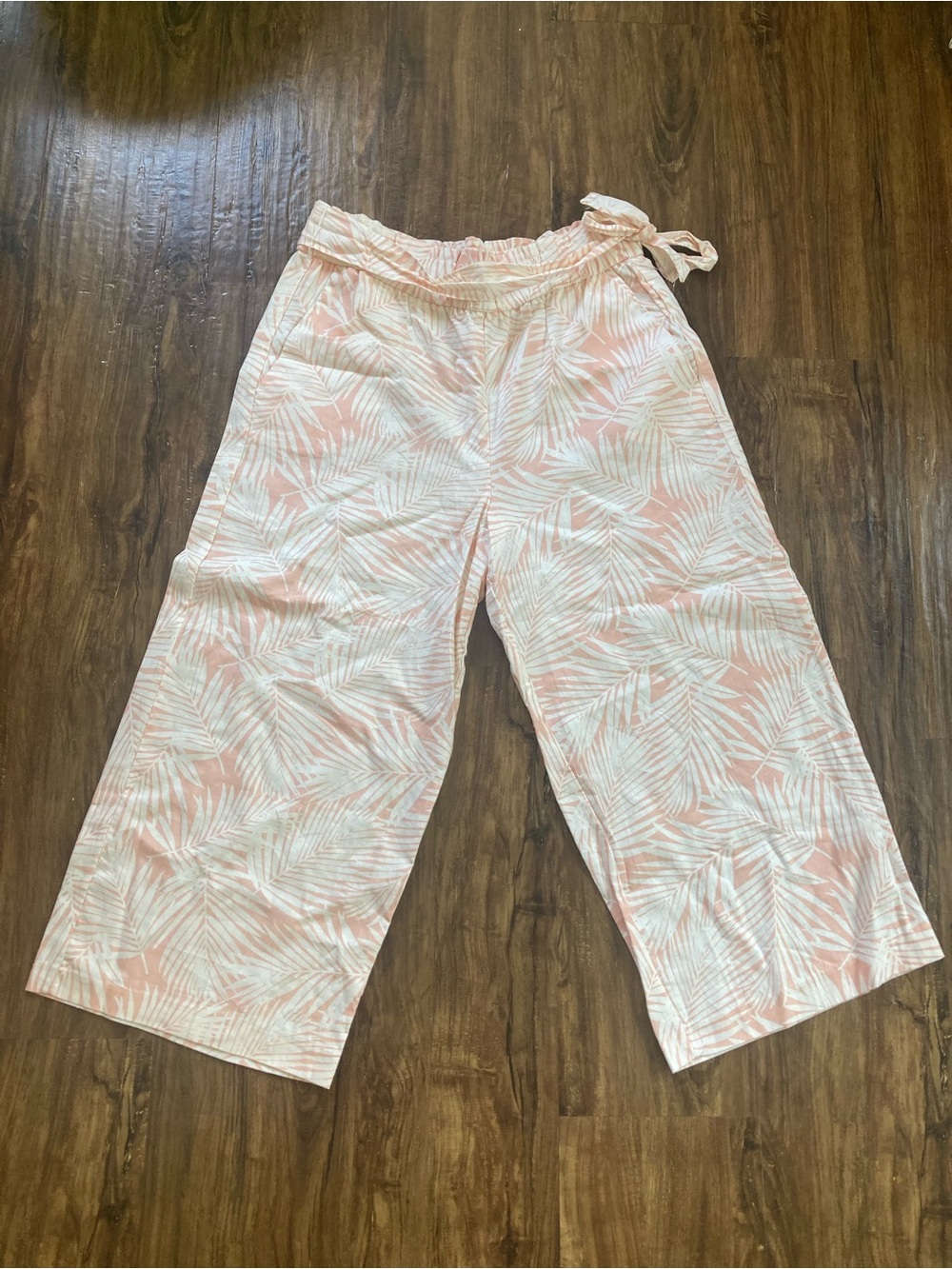 Land ‘N Sea Coral and White Tropical Print Wide-Leg Capri Pants Size Medium